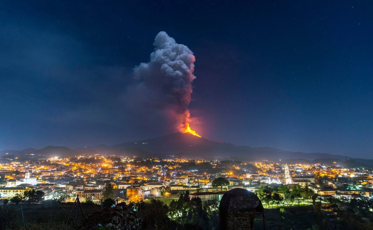 Vulcanul Etna din Sicilia a erupt. A fost ridicat nivelul de alertă
