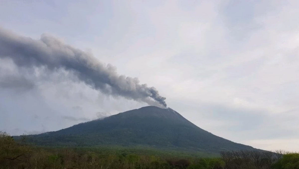 Vulcanul Lewotolo din Indonezia a erupt