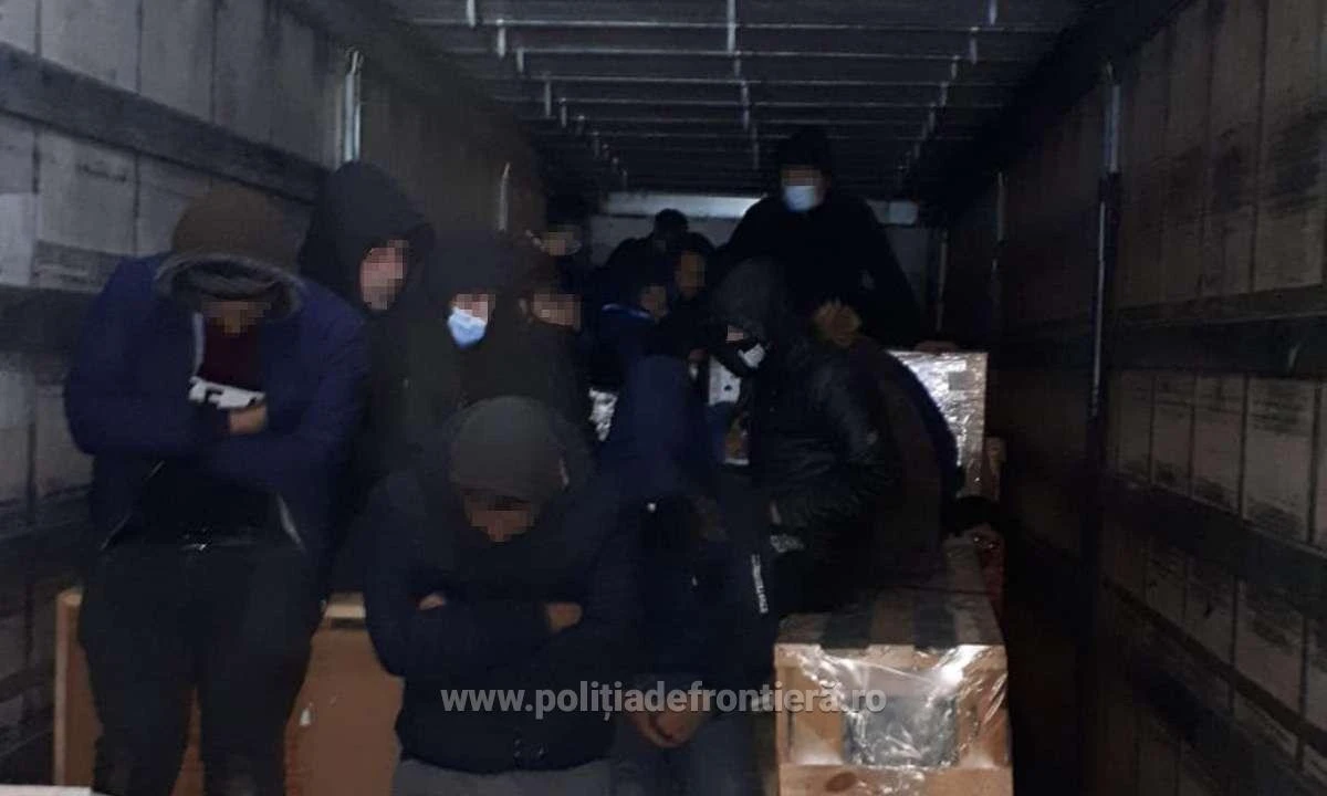 Zece cetăţeni din Afganistan, depistați ascunşi în două TIR-uri la PTF Nădlac II