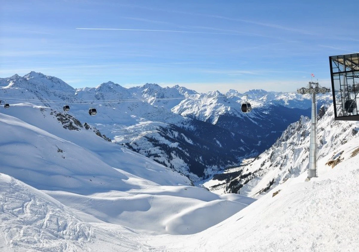 Zece schiori, salvaţi după ce o avalanşă a lovit o pârtie de schi în Austria