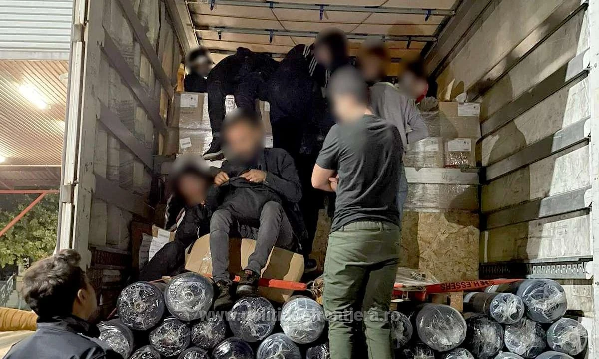 Zeci de cetăţeni străini ascunşi în TIR-uri, depistați la frontiera cu Ungaria