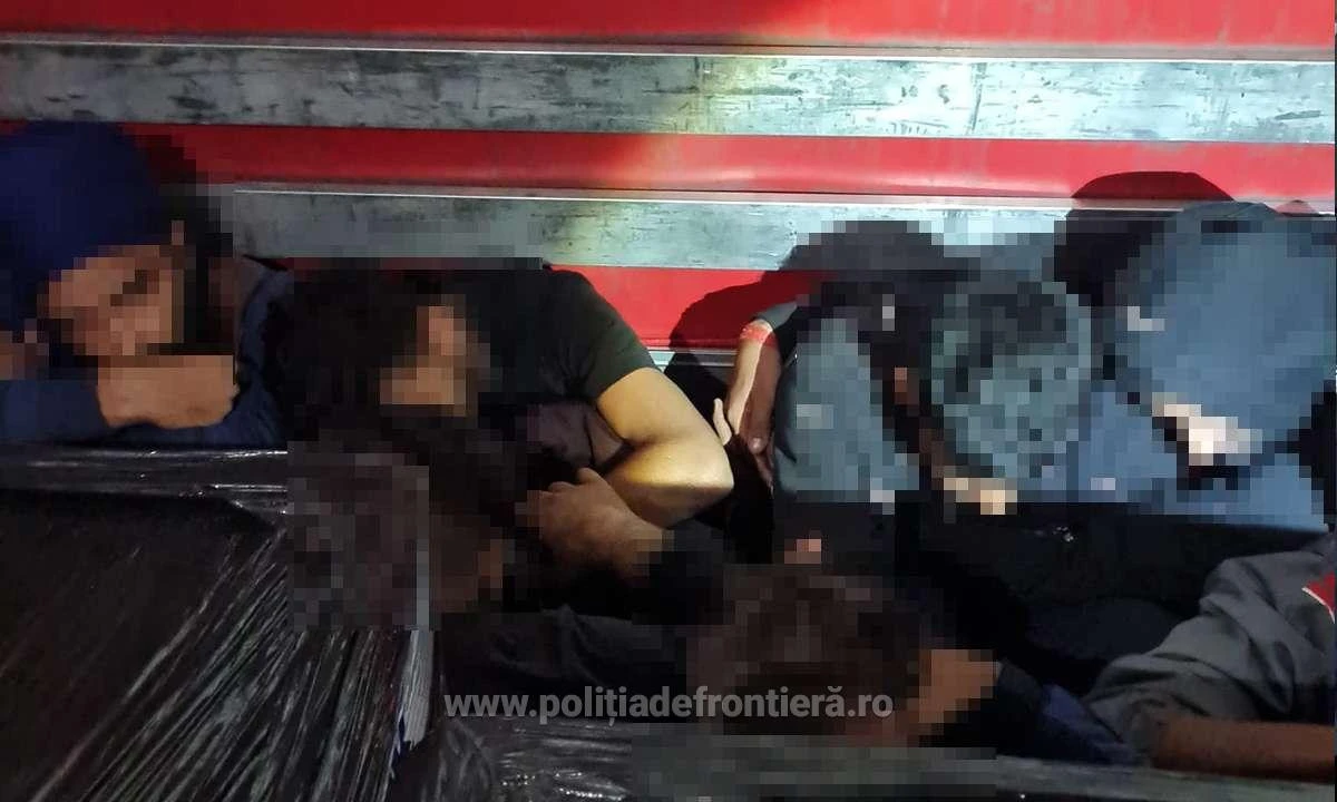Zeci de cetăţeni străini, depistați ascunși într-un loc special amenajat în două autoutilitare