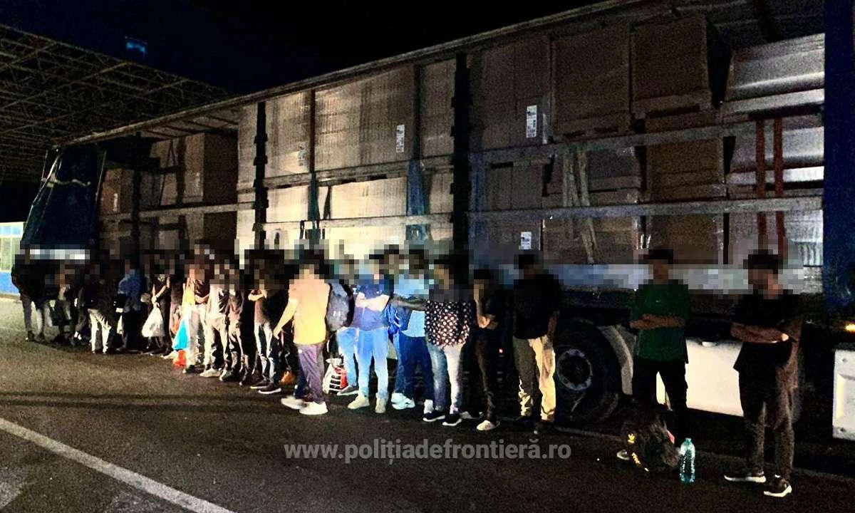 Zeci de cetățeni străini, descoperiți într-un TIR cu mobilă, de polițiștii de frontieră de la PTF Nădlac II