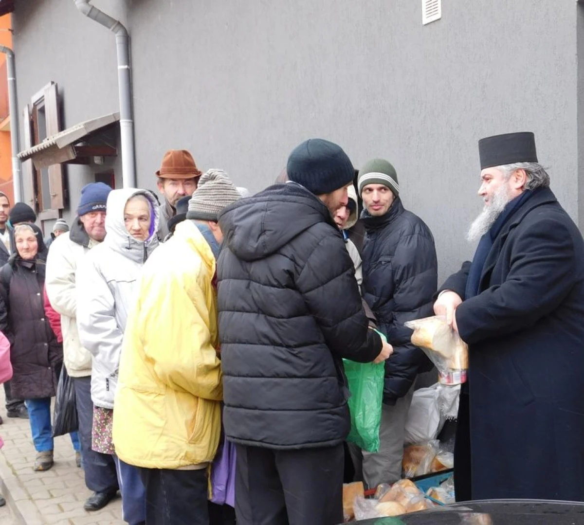 ZECI DE FAMILII DEFAVORIZATE AU PRIMIT PACHETE CU ALIMENTE DIN PARTEA ARHIEPISCOPIEI ARAD