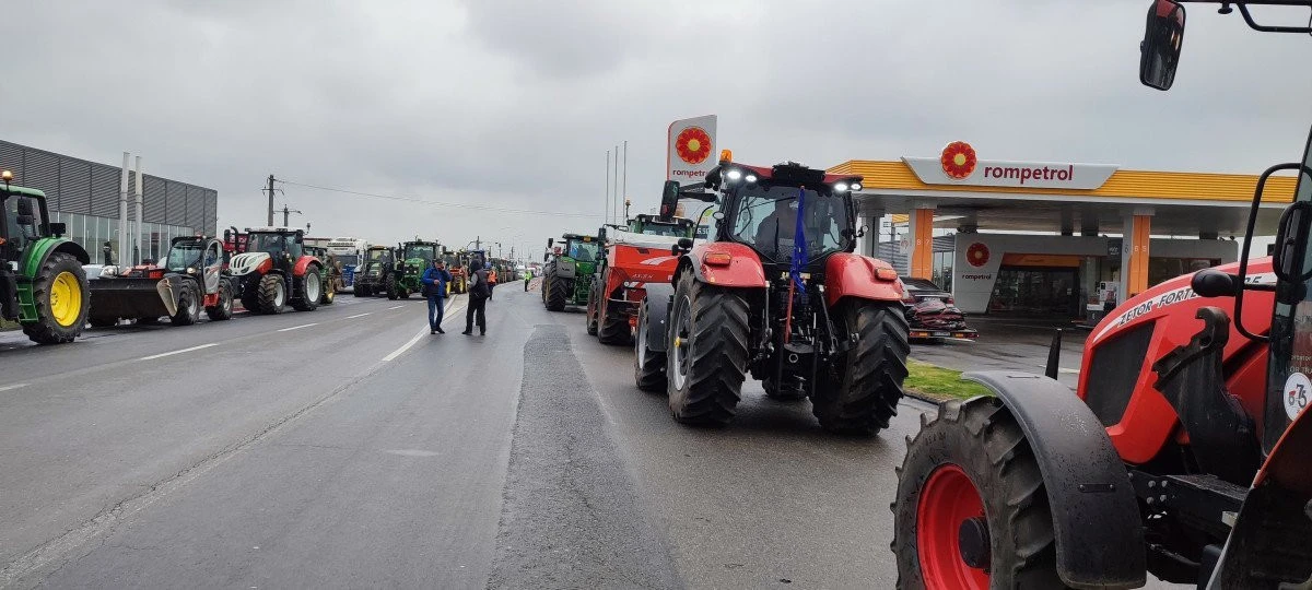 Zeci de fermieri protestează cu utilaje în zona de frontieră de la Nădlac