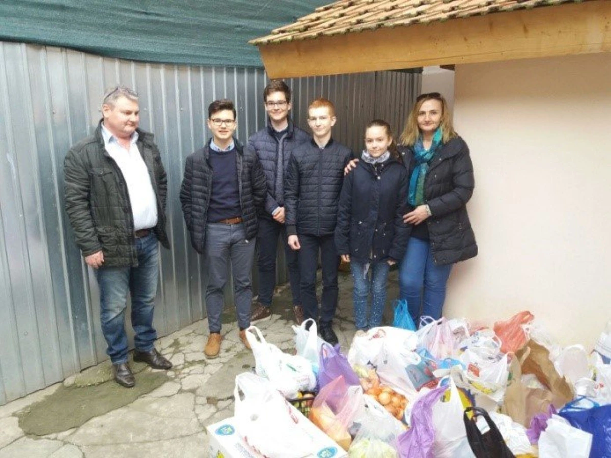 Zeci de kilograme de legume și fructe, donate de elevii de la ”Vasile Goldiș” familiilor nevoiașe