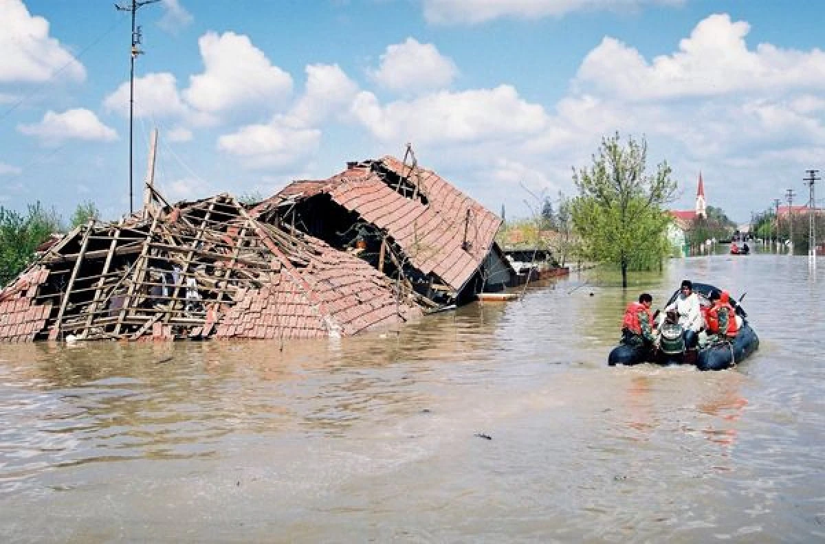 ZECI DE LOCALITATI AFECTATE DE INUNDATII. MII DE PERSOANE AU RAMAS FARA ENERGIE ELECTRICA