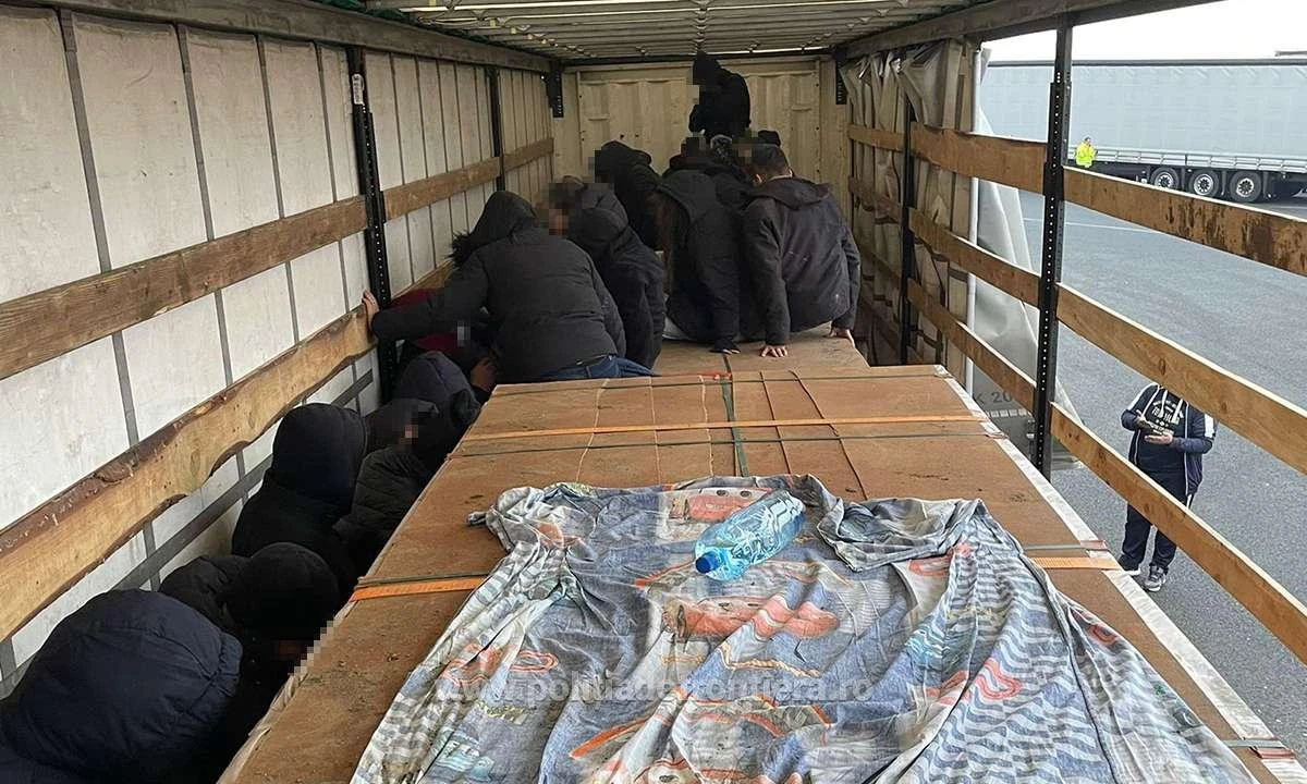 Zeci de migranți au încercat să treacă vama Nădlac ascunși într-un TIR încărcat cu profile din aluminiu