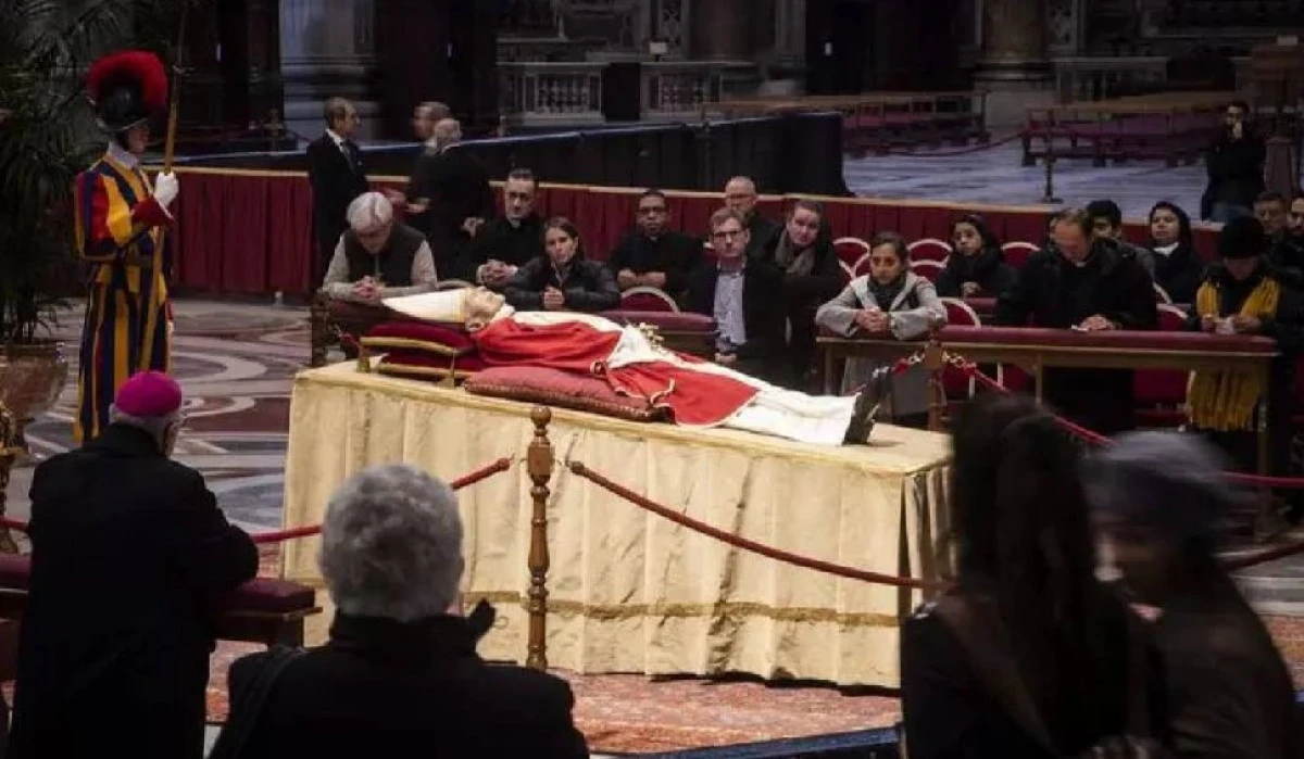 Zeci de mii de credincioşi i-au adus un ultim omagiu fostului papă Benedict al XVI-lea