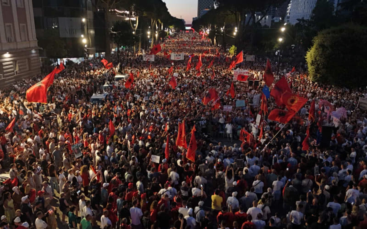 Zeci de mii de oameni au ieșit din nou în stradă în Albania. Protestele împotriva premierului Edi Rama continuă pentru a 35-a noapte