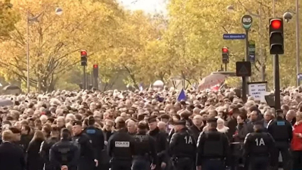 Zeci de mii de oameni au protestat la Paris, după victoria extremei drepte