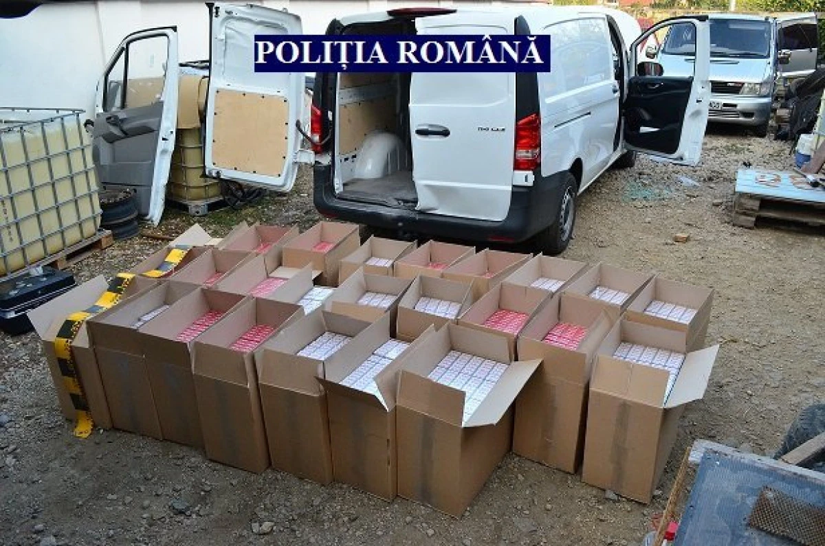 Zeci de mii de pachete cu țigări au fost găsite în locuința unui arestat la domiciliu