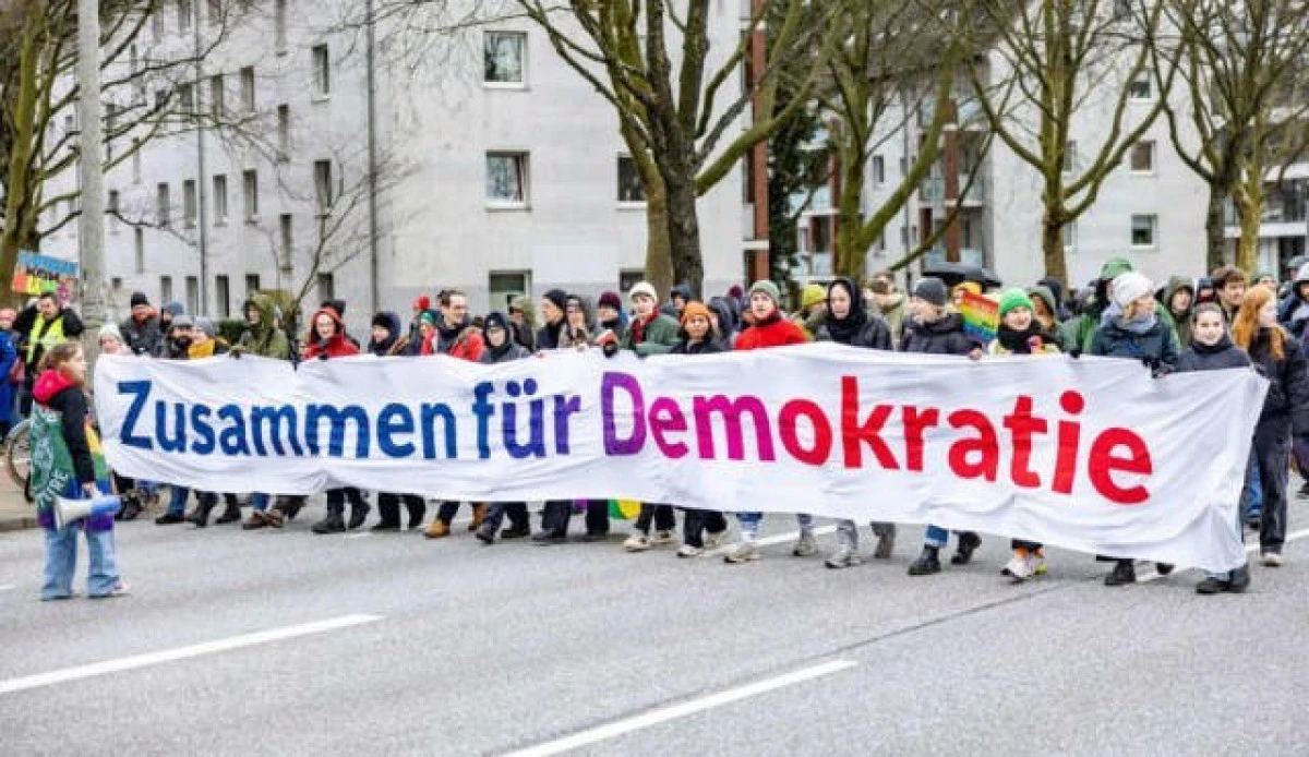 Zeci de mii de persoane au protestat în Hamburg față de extremismul de dreapta