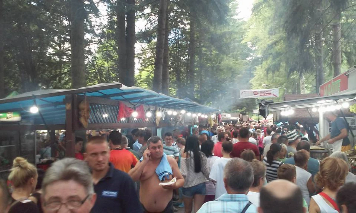 Zeci de mii de turişti au luat cu asalt staţiunea Moneasa (FOTO)
