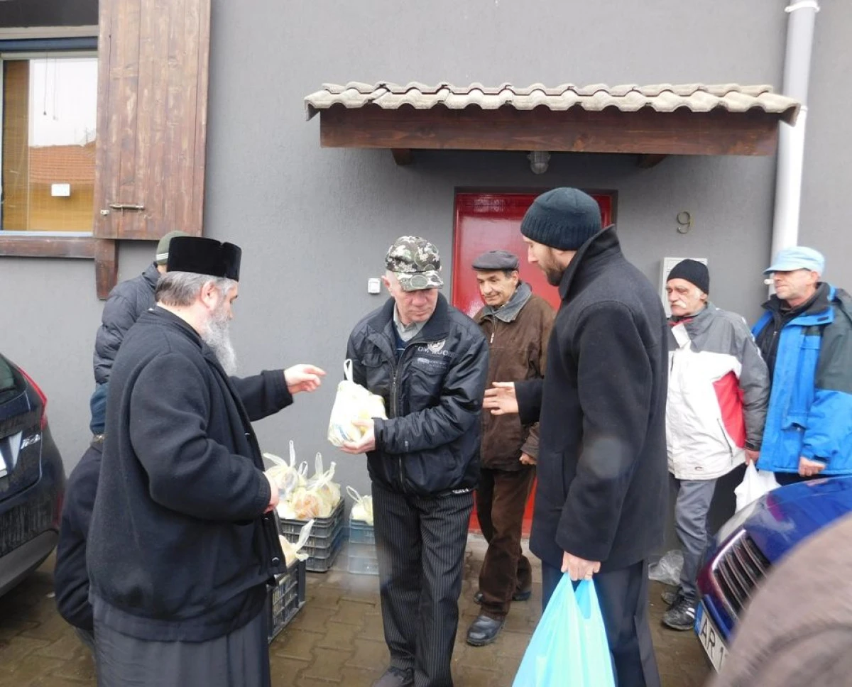 ZECI DE PACHETE CU ALIMENTE PENTRU PERSOANELE NEVOIASE DIN ARAD