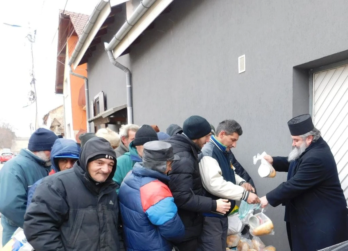 ZECI DE PERSOANE DEFAVORIZATE AU PRIMIT ALIMENTE DIN PARTEA ARHIEPISCOPIEI