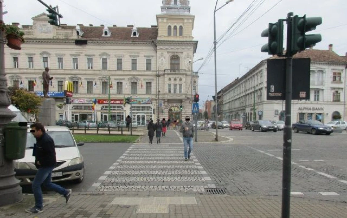 ZECI DE PIETONI AU FOST AMENDAȚI PENTRU CĂ AU TRECUT PE ROȘU
