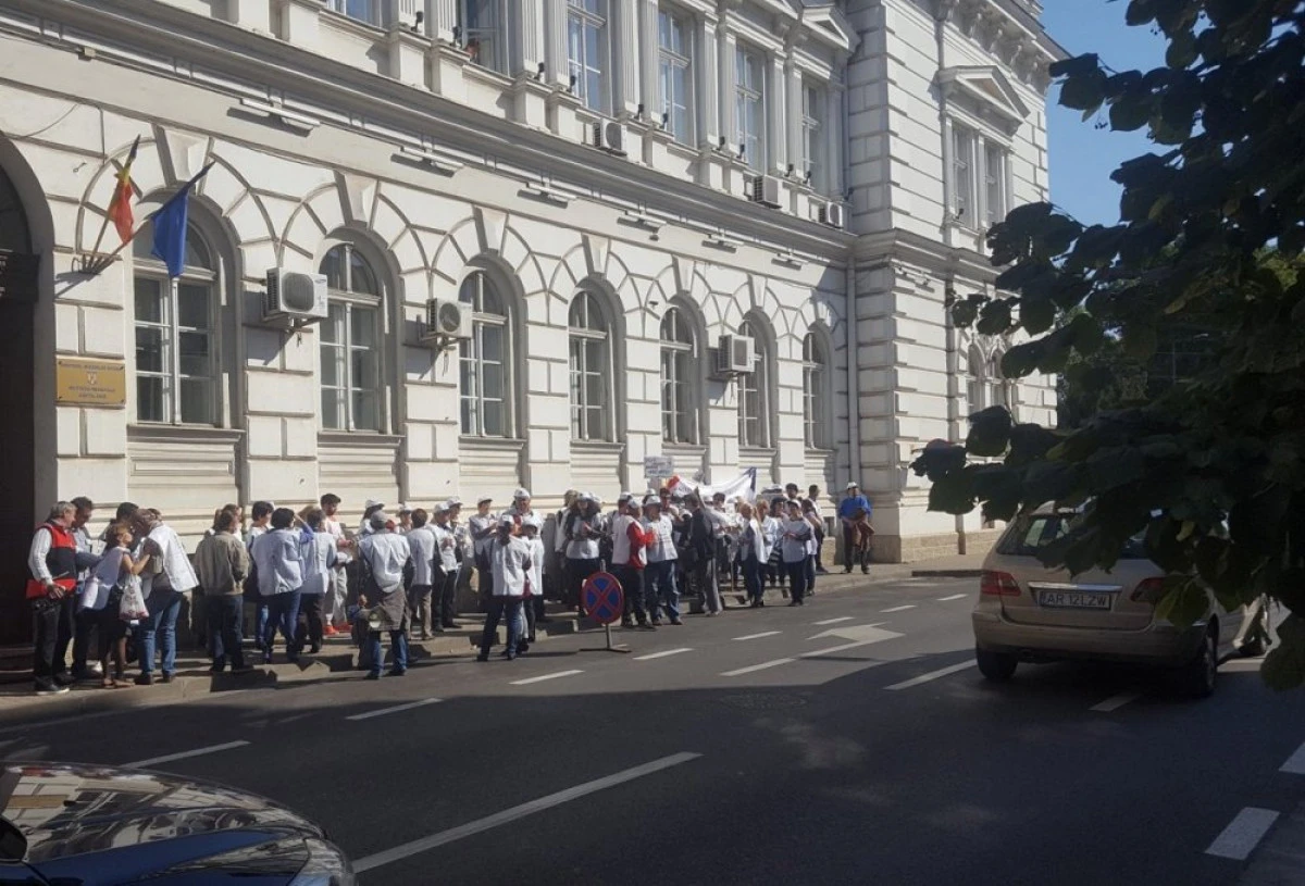 Zeci de profesori arădeni protestează în faţa Prefecturii