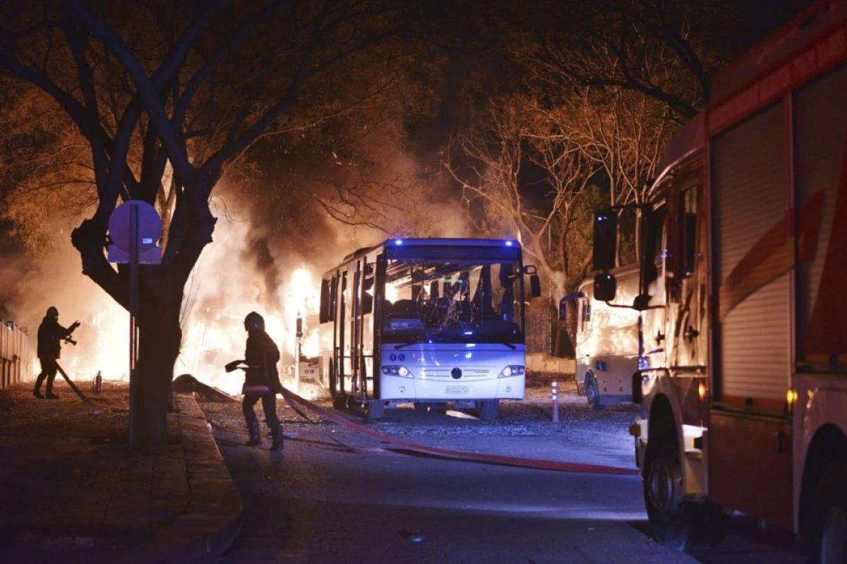 ZECI DE RANITI SI MORTI IN ATENTATUL DE LA ANKARA