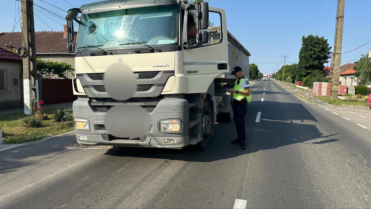 Zeci de șoferi de autotrenuri, amendați pentru nerespectarea restricțiilor de circulație în Arad