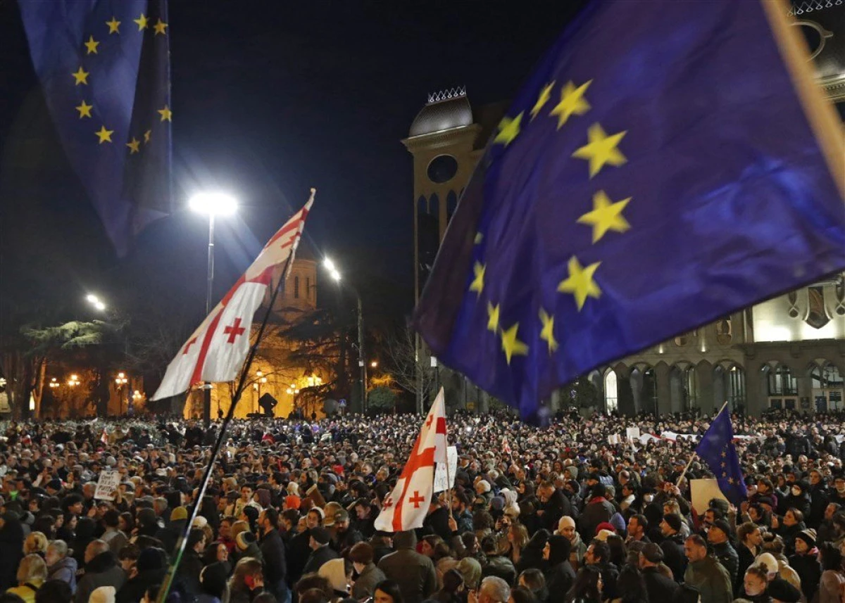 Zecii de mii de manifestanţi în Georgia, în ziua alegerilor locale