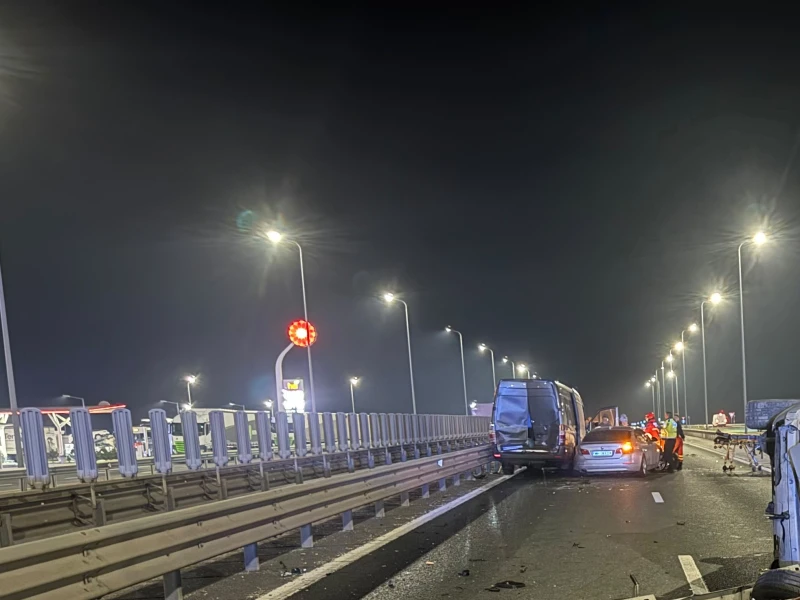 Accident cu cinci autovehicule pe A1, în Arad: 12 persoane implicate, șapte transportate la spital