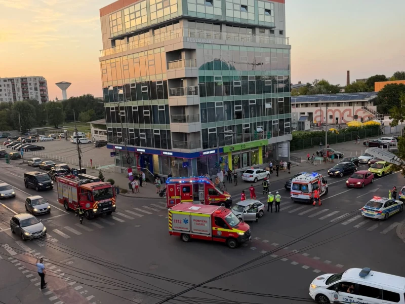 Anchetă la IPJ Arad: Agentul aflat la volanul mașinii de poliție implicată în accident cu trei răniți ar fi condus cu viteză excesivă