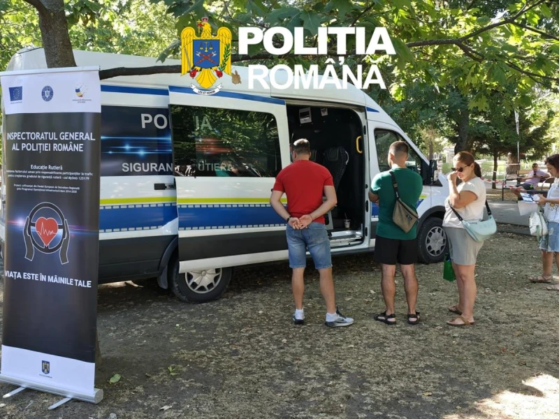 Aproape 300 de copii și adulți, informați de polițiști despre siguranța în școală și în trafic