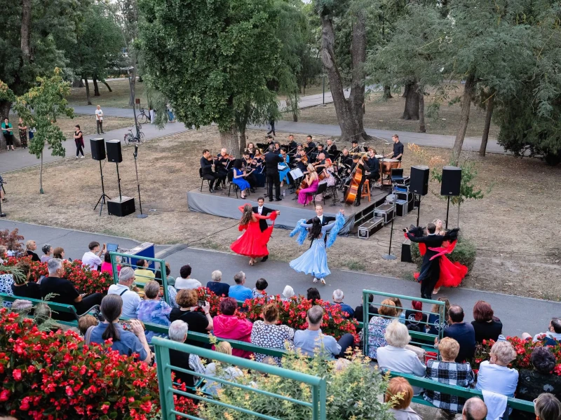 Concerte în Parcul Eminescu și la Palatul Cultural, în programul Filarmonicii Arad