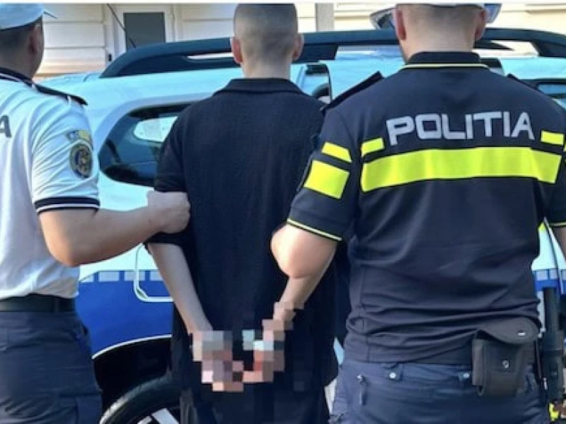 Doi arădeni, reținuți după ce au furat tutun și alcool dintr-un magazin