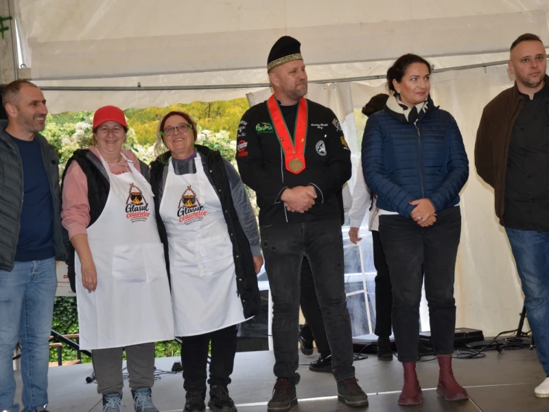 (FOTO) „Glasul ceaunelor” a răsunat la Moneasa. Două zile de gastronomie tradițională, muzică și voie bună