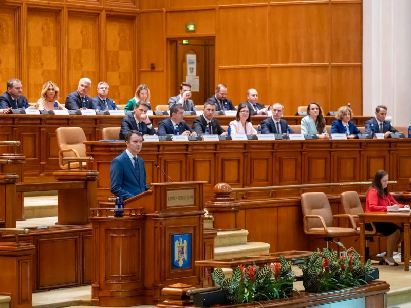Guvernul Mureșan a fost respins de Parlament. Președintele poate desemna un nou premier sau dizolva Parlamentul