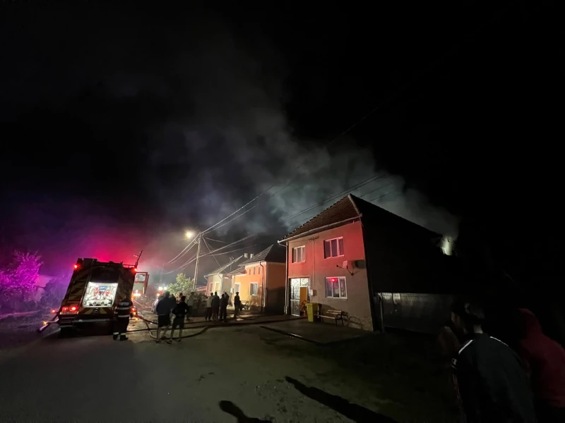Incendiu de amploare la Sebiș. Acoperișul unei case a ars pe 130 de metri pătrați
