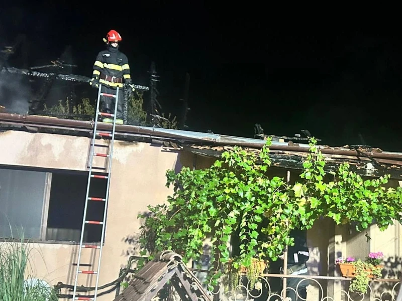 Incendiu la o casă din Moroda. Acoperișul și cinci încăperi au fost distruse de flăcări