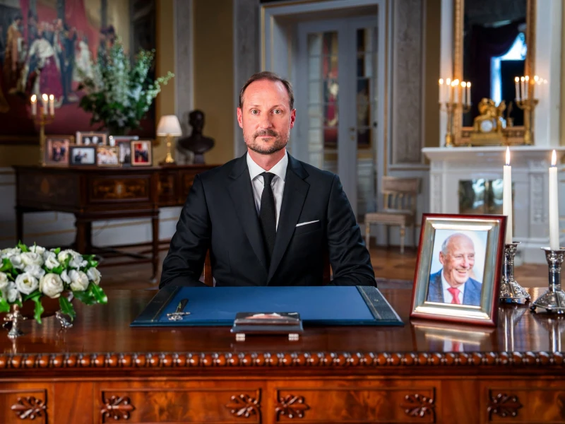  Noul rege al Norvegiei, Haakon al VIII-lea, depune jurământul în fața Parlamentului după moartea tatălui său 