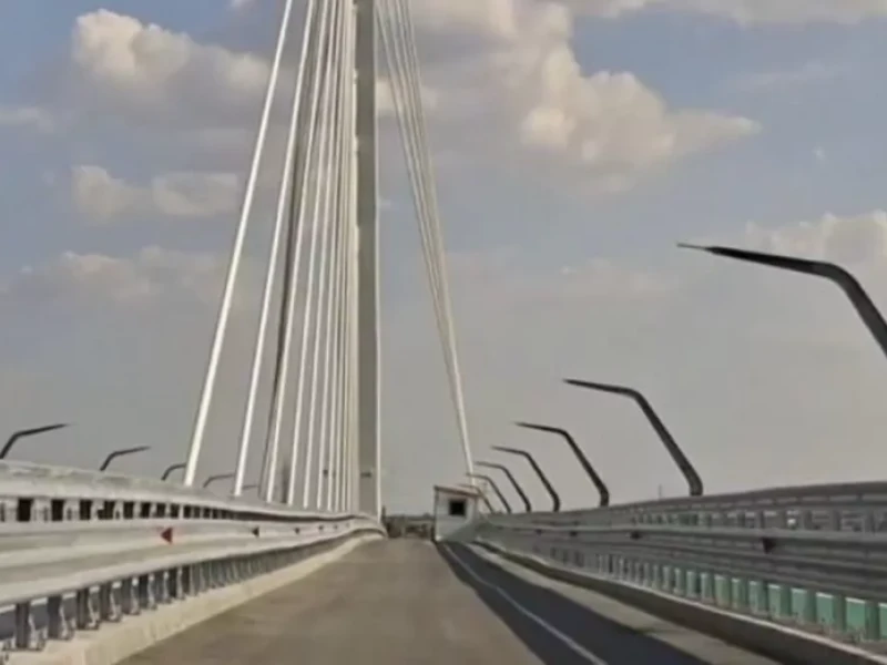 Podul hobanat din Arad, în reparații după numai nouă luni. Se desprinde tartanul de pe trotuare și pista de biciclete