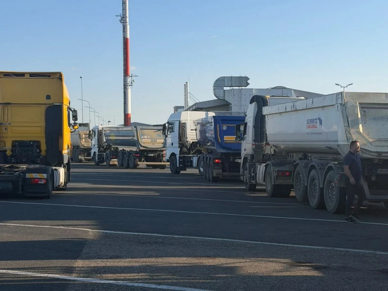 Protest cu zeci de camioane pe centura Aradului. Transportatorii cer amânarea TollRo