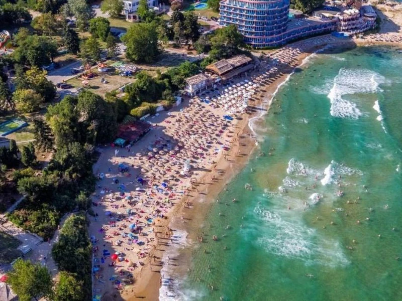 Românii au cheltuit aproape 4,9 miliarde euro pe vacanțe externe