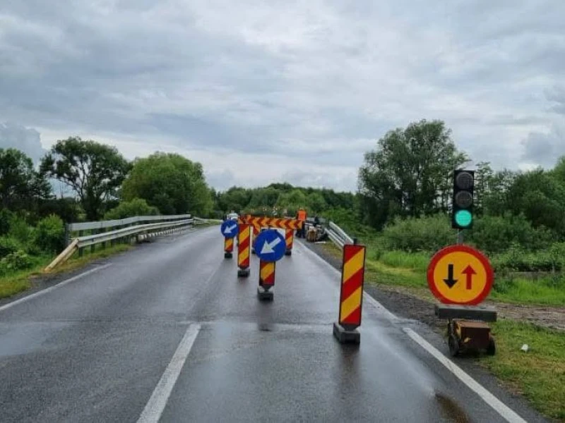 Trafic restricționat pe DN 7, la Săvârșin. Circulația este dirijată cu semafor temporar