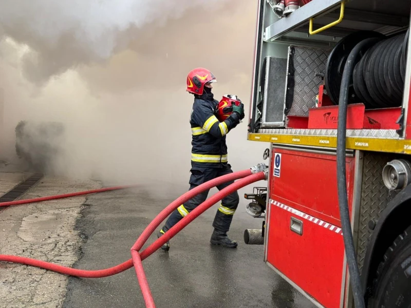 Trei incendii izbucnite aproape simultan în județul Arad. O persoană primește îngrijiri medicale după ce o casă a luat foc