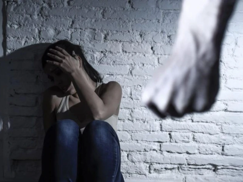 Trei ordine de protecție în județul Arad. Un tânăr și-a lovit mama și și-a amenințat fratele cu un cuțit