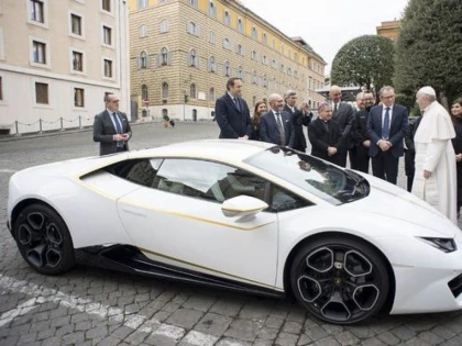 10 dolari. Cu atât ar putea fi câștigat un automobil binecuvântat de Papa Francisc