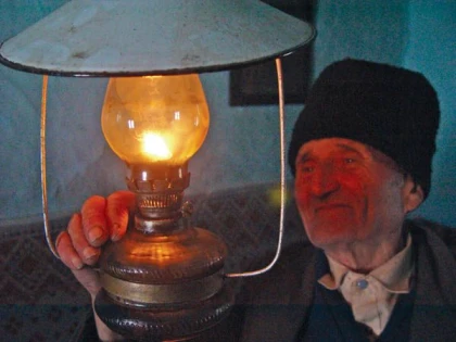 100.000 DE GOSPODĂRII DIN ROMÂNIA SUNT NERACORDATE LA REȚEAUA DE ELECTRICITATE