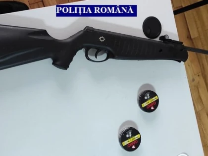 100 de percheziții, în 35 de județe: Persoană suspectată că a importat și distribuit arme prin curier