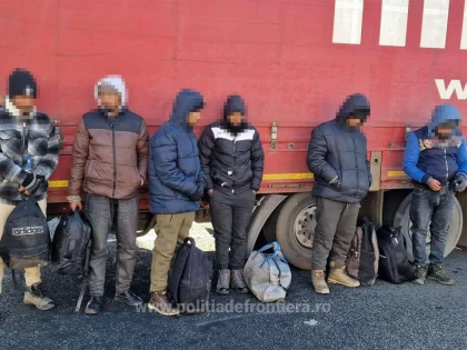 11 cetăţeni străini, depistați ascunși în două TIR-uri la Nădlac II