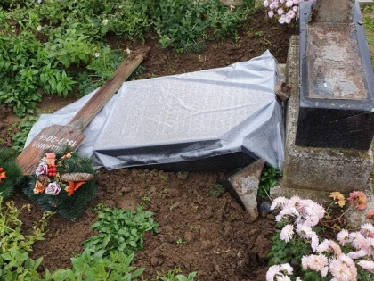 11 morminte au fost vandalizate în cimitirul reformat din Vânători, județul Arad