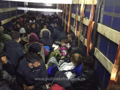 111 persoane au fost prinse la Vama Nădlac, ascunse în interiorul unui automarfar