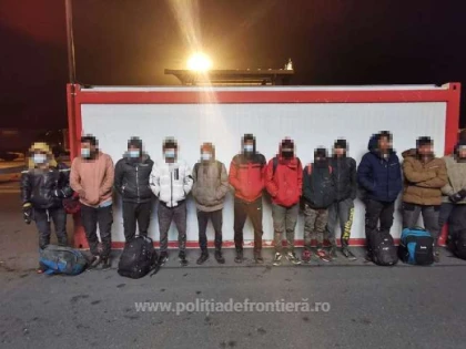 12 afgani au fost găsiţi într-un TIR încărcat cu încălţăminte, în vama Nădlac
