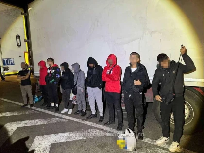 12 refugiați au fost găsiți în două TIR-uri, la Nădlac