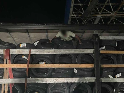 13 cetăţeni străini au încercat să treacă în Ungaria ascunși în două TIR-uri